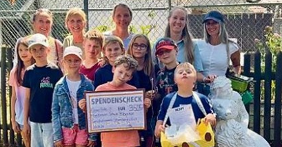 Kindergruppe überreicht Spendenbeleg an Tierheim