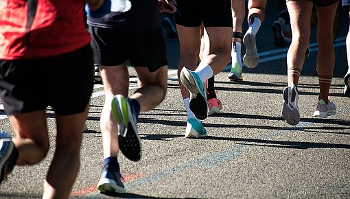 Laufende Beine bei Spendenlauf