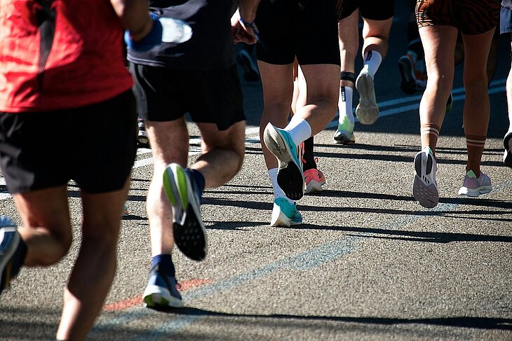 Laufende Beine bei Spendenlauf