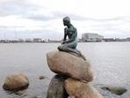 Steinstatue auf Felsen am Wasser