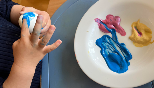 Kinderhalt mit Fingerfarben bemalt Ostereier