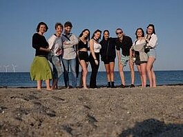 Gruppe von SchülerInnen auf einer Steinmole am Meer