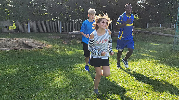 Schüler beim Spendenlauf auf der Wiese
