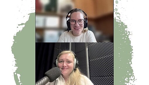 Flora Nieß und Lena mit Kopfhörern beim Podcast