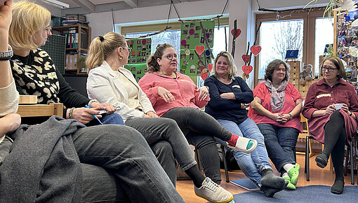 Mentor:innen diskutieren im Stuhlkreis