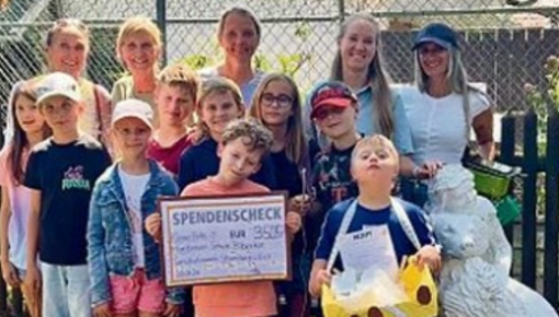 Kindergruppe überreicht Spendenbeleg an Tierheim