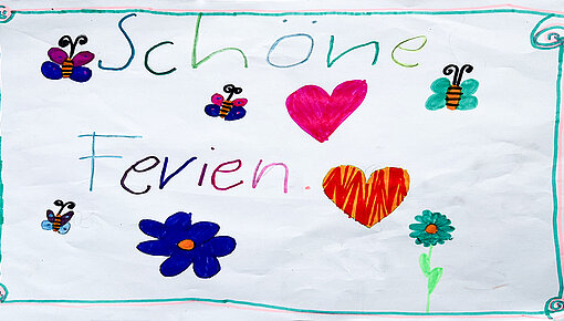 von kindern gemaltes Plakat mit Blumen und Herzen und schönen Ferienwünschen