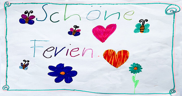 von kindern gemaltes Plakat mit Blumen und Herzen und schönen Ferienwünschen