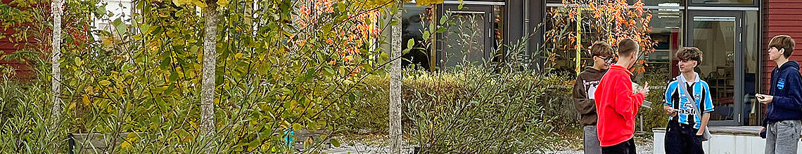 Schüler sich unterhaltend in der Pause auf dem Schulgelände