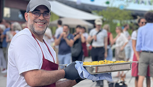 Marco serviert Essen auf Jubiläumsfeier