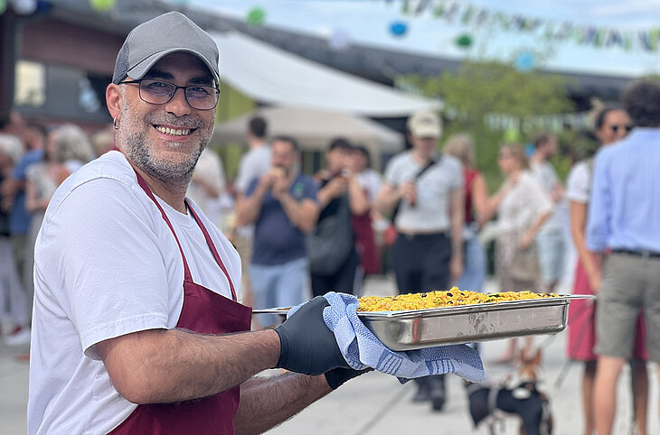 Marco serviert Essen auf Jubiläumsfeier