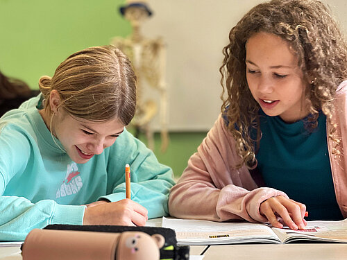Mädchen lernen zusammen am Tisch